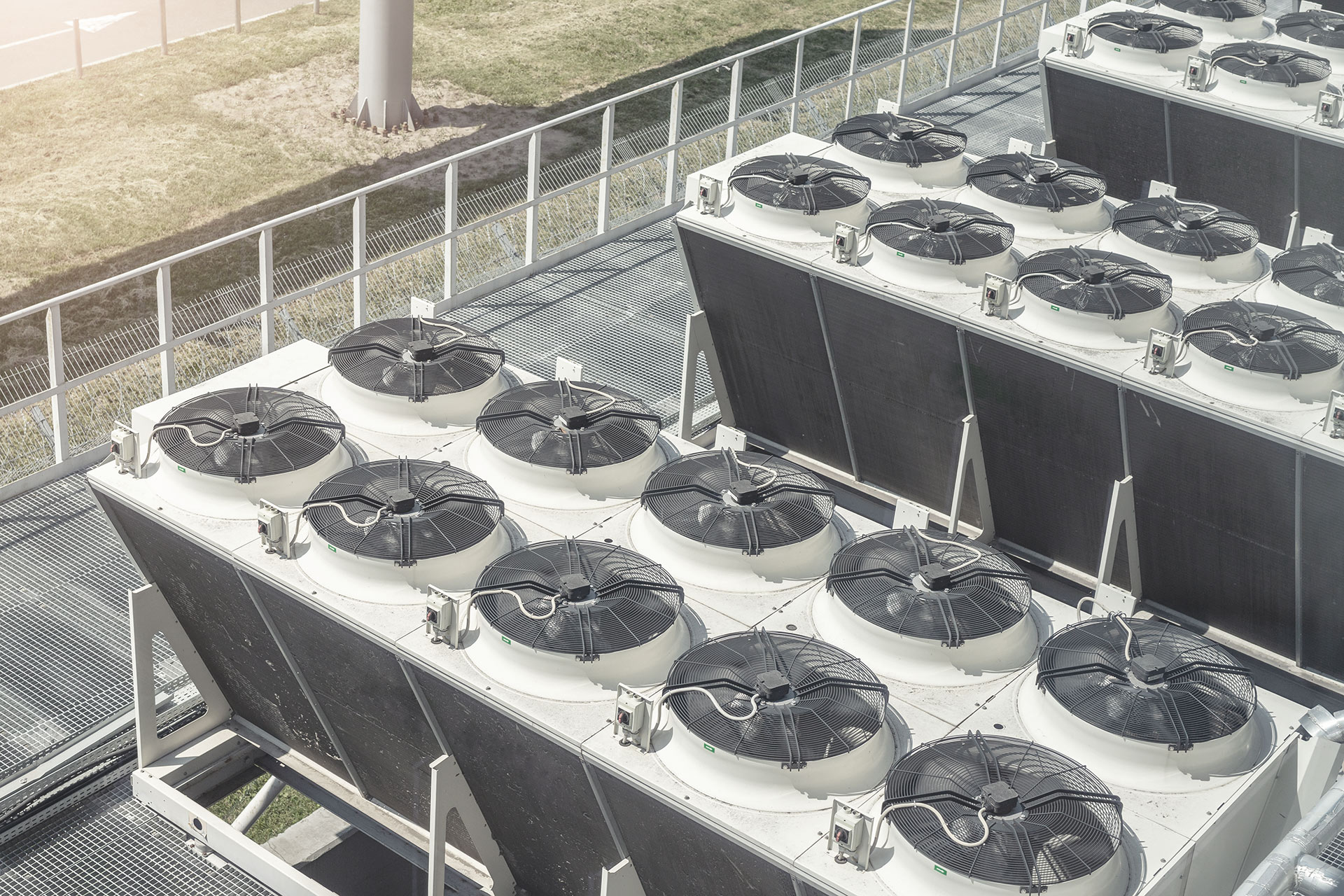 CommercialHVAC-bknd-276554572-1920×1280