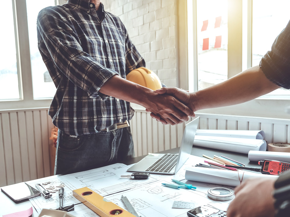 ServiceContracts-248341216-950×712 Contractor shaking hands